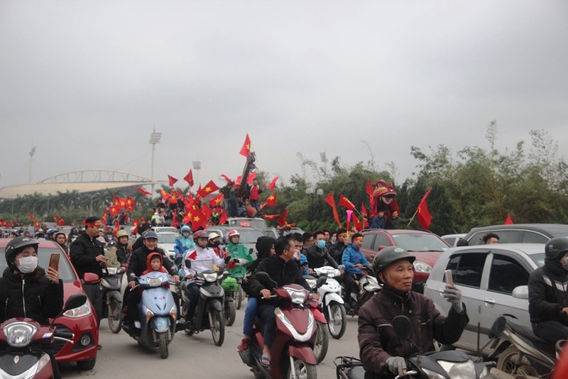 Xe cẩu, xe tải chở người hâm mộ đổ về khách sạn